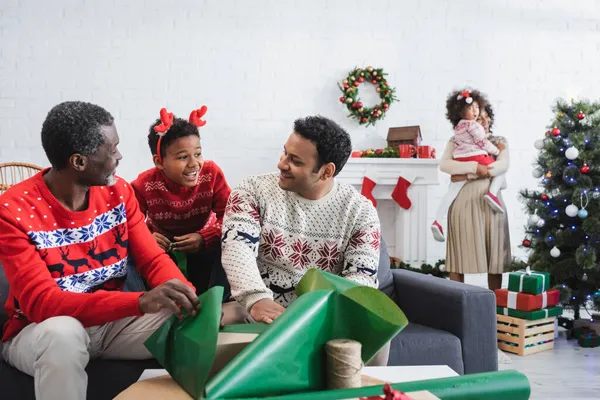 Afroamericano Chico Cuernos Reno Diadema Sonriendo Cerca Los Hombres Embalaje — Foto de Stock