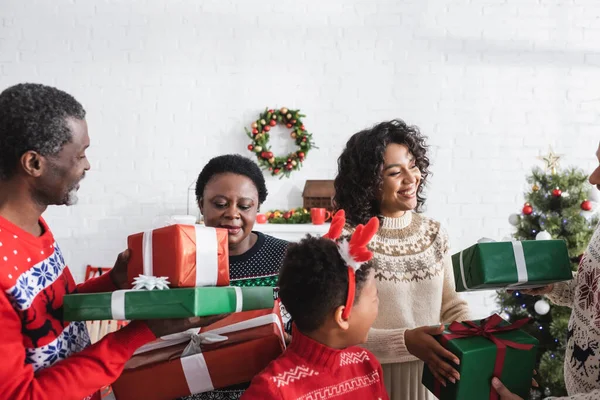 Vreugdevolle Afrikaans Amerikaanse Ouders Geven Elkaar Cadeautjes Ingerichte Woonkamer — Stockfoto