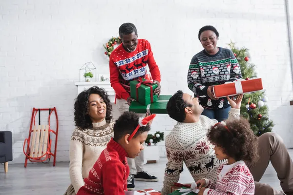 Heureux Grands Parents Afro Américains Avec Cadeaux Noël Près Famille — Photo