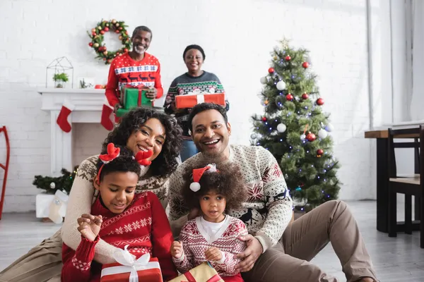 Familia Afroamericana Feliz Con Cajas Regalo Mirando Cámara Cerca Los — Foto de Stock