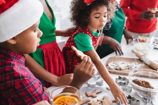 Menino Afro Americano Segurando Biscoito Natal Cozido Perto Família Borrada — Fotografia de Stock