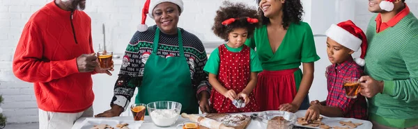 Mujeres Niños Afroamericanos Felices Preparando Galletas Navidad Cerca Los Hombres —  Fotos de Stock