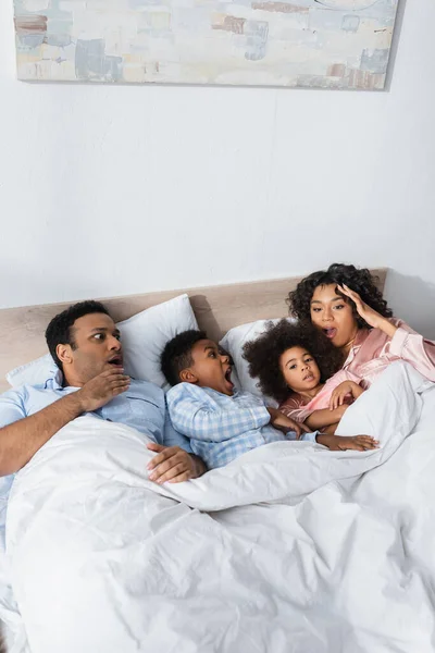 Overslept Shocked African American Couple Lying Kids Bed — Stock Photo, Image