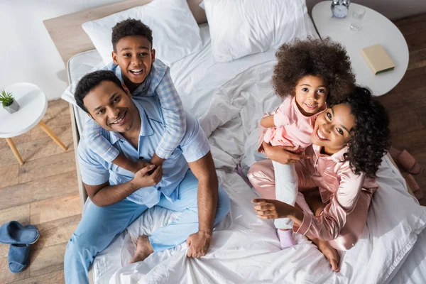 Vista Aérea Alegres Hermanos Afroamericanos Abrazando Padres Felices Cama — Foto de Stock