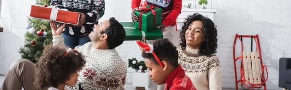 Familia Afroamericana Cerca Abuelos Con Regalos Navidad Sala Estar Pancarta — Foto de Stock