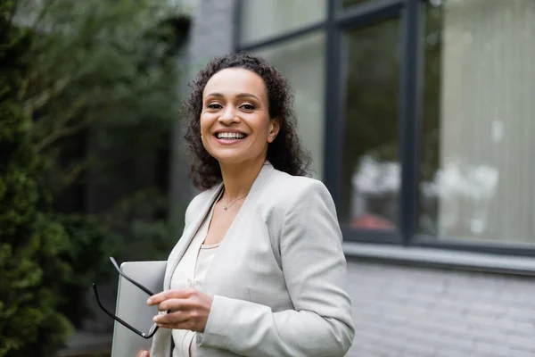 Glücklich Afrikanisch Amerikanische Geschäftsfrau Hält Laptop Und Brille Der Nähe — Stockfoto