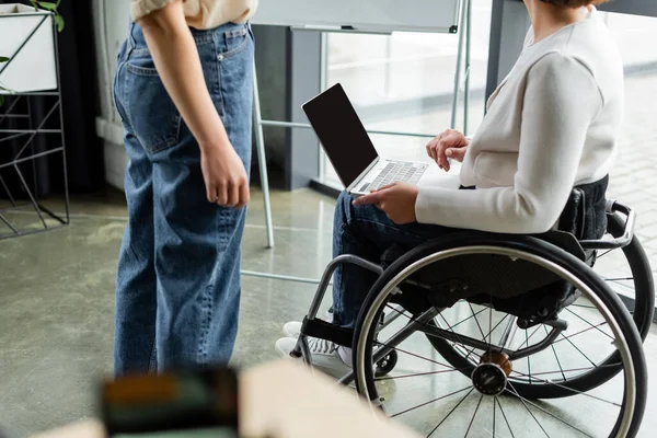 Tekerlekli Sandalyedeki Kadınının Elinde Dizüstü Bilgisayarla Ofisteki Meslektaşının Yanında Boş — Stok fotoğraf
