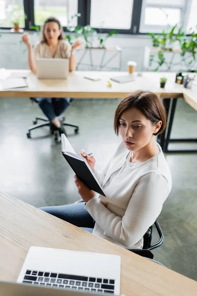 Zakenvrouw Zoek Naar Laptop Schrijven Notebook Tijdens Het Werken Buurt — Stockfoto