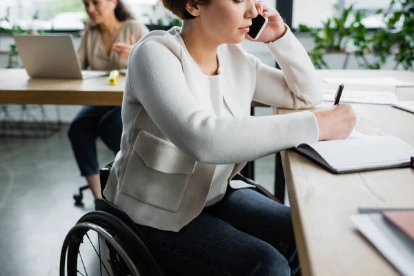 Mujer Negocios Con Discapacidad Hablando Smartphone Escribiendo Cuaderno Oficina — Foto de Stock