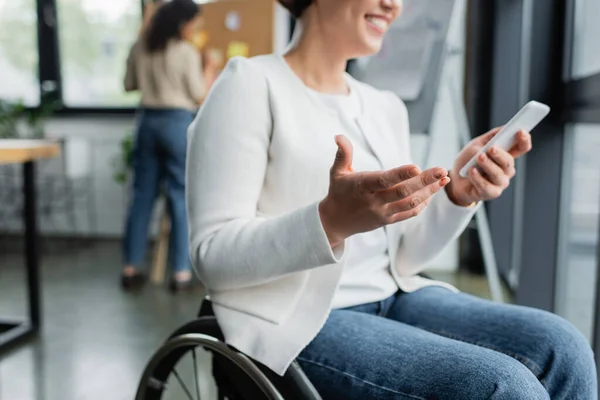 Przycięty Widok Wesołej Businesswoman Wózku Inwalidzkim Gestykulacji Podczas Korzystania Telefonu — Zdjęcie stockowe