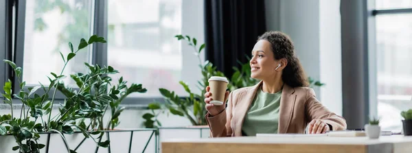 快乐的非洲裔美国女商人在办公室的咖啡休息时间听音乐 高举横幅 — 图库照片
