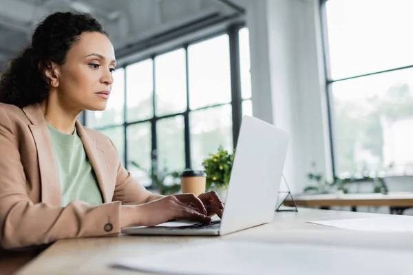 Concentrada Mulher Negócios Afro Americana Digitando Laptop Escritório — Fotografia de Stock