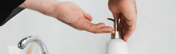 Oříznutý Pohled Muže Nalévání Tekutého Mýdla Ruce Blízkosti Kohoutku Koupelně — Stock fotografie