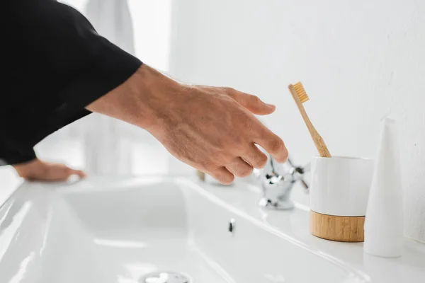 Banyoda Lavabonun Yanında Elini Diş Fırçasına Çeken Adamın Görüntüsü — Stok fotoğraf