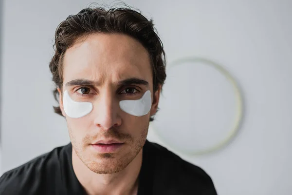 Joven Con Parches Los Ojos Mirando Cámara Baño — Foto de Stock