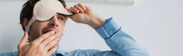 Joven Con Máscara Dormir Bostezando Casa Pancarta — Foto de Stock