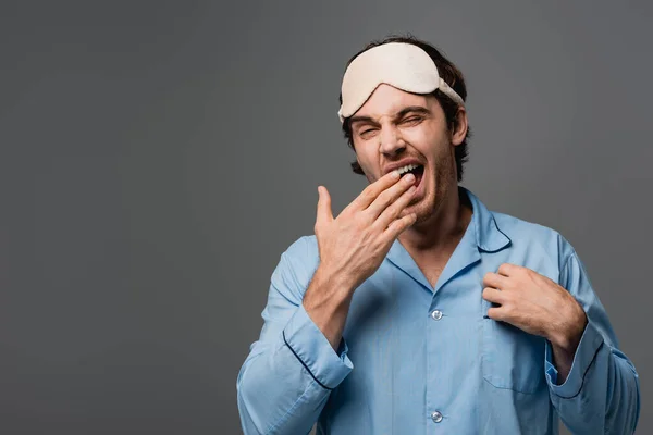 Hombre Con Máscara Para Dormir Pijama Bostezando Aislado Gris — Foto de Stock