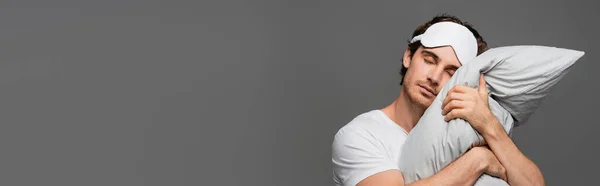 Hombre Joven Con Máscara Para Dormir Camiseta Blanca Abrazando Almohada — Foto de Stock