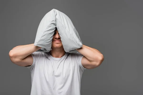 Homem Irritado Segurando Travesseiro Perto Cabeça Isolado Cinza — Fotografia de Stock
