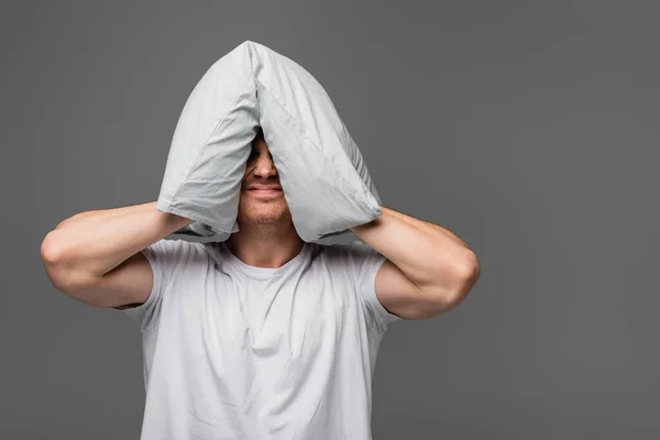 Hombre Enojado Sosteniendo Almohada Cerca Cabeza Aislada Gris — Foto de Stock