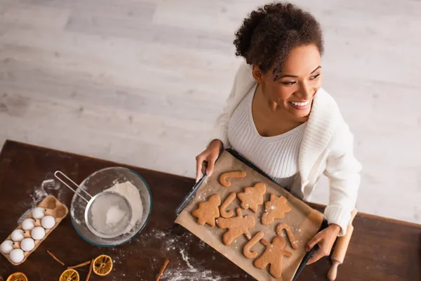 Felülnézet Mosolygó Afro Amerikai Gazdaság Tálca Karácsonyi Cookie Közelében Összetevők — Stock Fotó