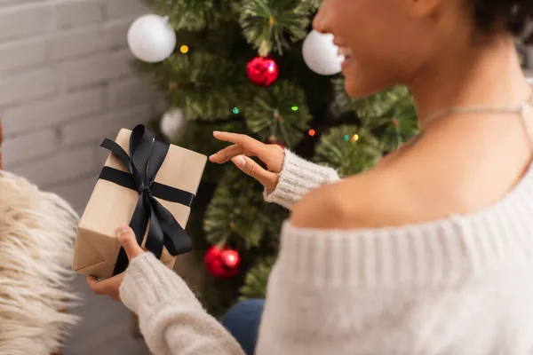 Vista Ritagliata Della Confezione Regalo Mano Della Donna Afroamericana Sfocata — Foto Stock