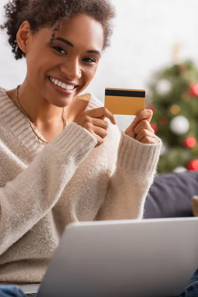 Smiling African American Woman Holding Credit Card Blurred Laptop Christmas — Stock Photo, Image