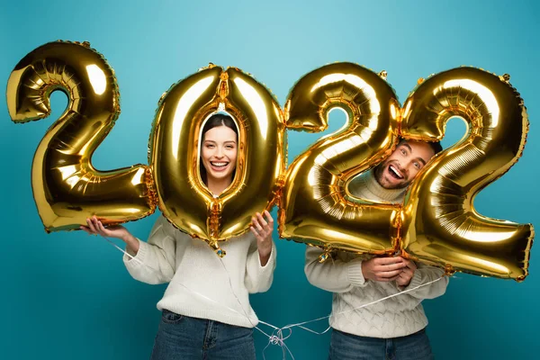 Casal Alegre Olhando Para Câmera Perto Ouro 2022 Balões Azul — Fotografia de Stock