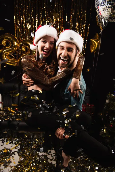 Hombre Emocionado Sosteniendo Mujer Alegre Las Manos Mientras Celebra Año —  Fotos de Stock