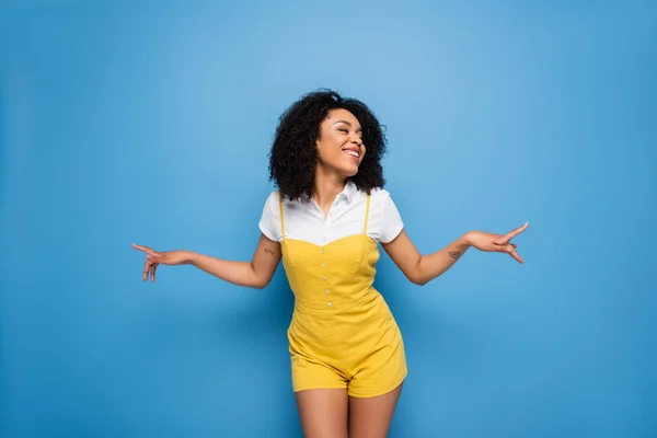 Mujer Afroamericana Feliz Mono Amarillo Apuntando Con Los Dedos Azul — Foto de Stock