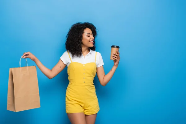 파란색으로 쇼핑백을 아프리카 미국인 여성이 — 스톡 사진