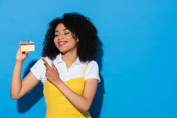 Joyeuse Femme Afro Américaine Pointant Vers Carte Crédit Sur Bleu — Photo
