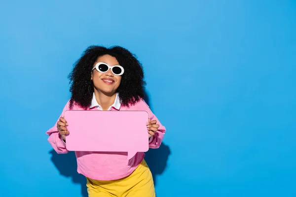 Mulher Americana Africana Alegre Óculos Sol Moda Camisola Rosa Segurando — Fotografia de Stock