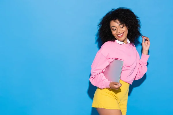 Улыбающаяся Кокетливая Африканская Американка Позирует Ноутбуком Синем — стоковое фото