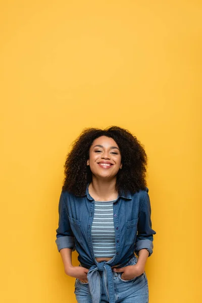 Feliz Mulher Afro Americana Olhando Para Câmera Enquanto Com Mãos — Fotografia de Stock