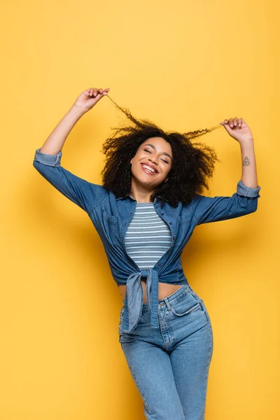 Весела Афро Американська Жінка Закритими Очима Торкається Волосся Одягаючись Жовте — стокове фото