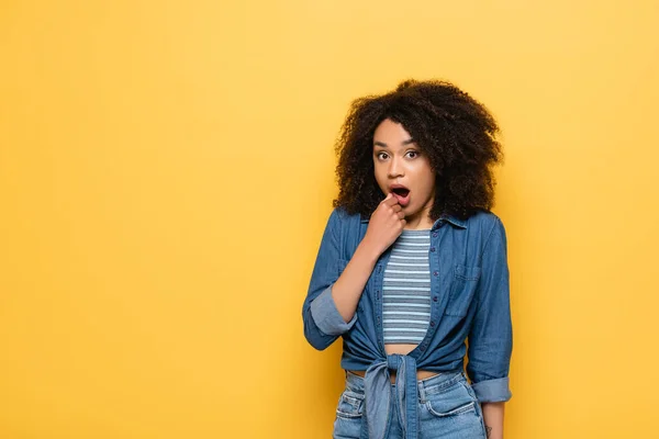 Chocado Afro Americano Mulher Jeans Curto Olhando Para Câmera Isolada — Fotografia de Stock