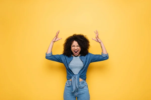 Irritierte Afrikanisch Amerikanische Frau Mit Geschlossenen Augen Schreit Auf Gelb — Stockfoto