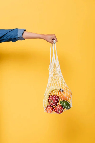 Vista Cortada Mulher Americana Africana Segurando Saco Cordas Com Frutas — Fotografia de Stock