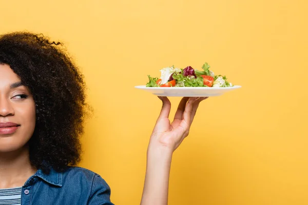 Vista Parcial Mujer Afroamericana Sosteniendo Placa Con Ensalada Fresca Aislada — Foto de Stock