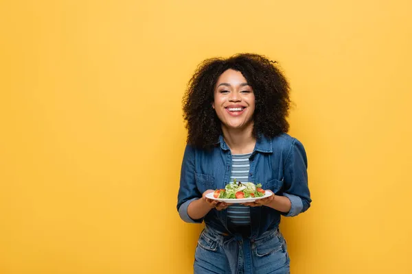 Feliz Mulher Afro Americana Segurando Prato Com Salada Vegetal Fresca — Fotografia de Stock