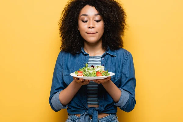 African American Woman Holding Plate Tasty Vegetable Salad Yellow — Stock Photo, Image
