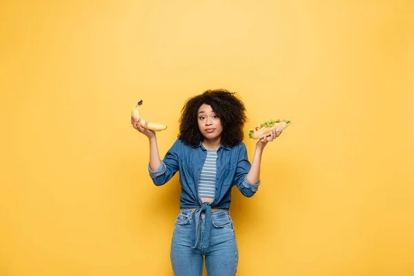 Confused African American Woman Looking Camera While Choosing Bananas Hot — Stock Photo, Image