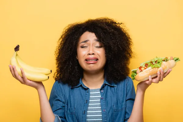 Mujer Afroamericana Molesta Elegir Entre Plátanos Frescos Hot Dog Aislado — Foto de Stock