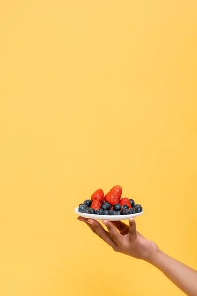 Cropped View African American Woman Holding Saucer Fresh Berries Isolated — Stock Photo, Image