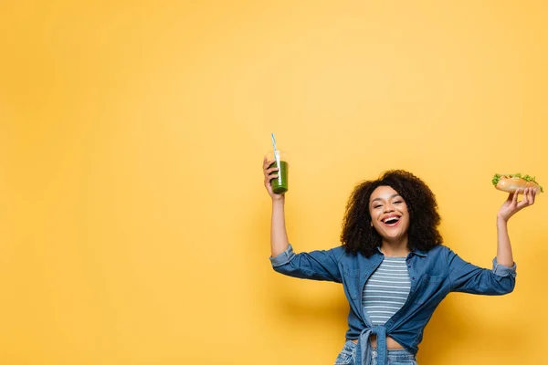 Cheerful African American Woman Holding Fresh Smoothie Hot Dog Yellow — Stock Photo, Image
