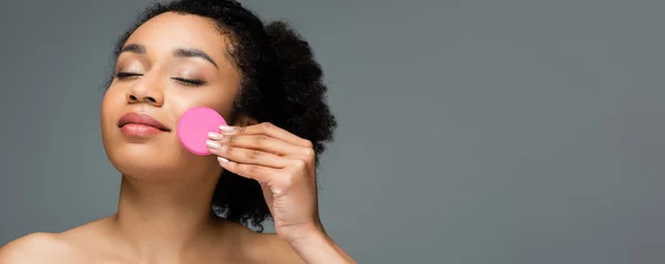 Africká Americká Žena Zavřenýma Očima Aplikující Obličejový Základ Kosmetickou Houbou — Stock fotografie