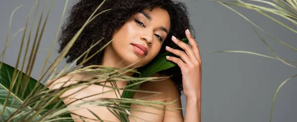 Joven Mujer Afroamericana Con Hombros Desnudos Posando Cerca Hojas Verdes —  Fotos de Stock