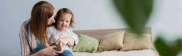 Kvinna Kramar Småbarn Dotter Med Ner Syndrom Sängen Banner — Stockfoto