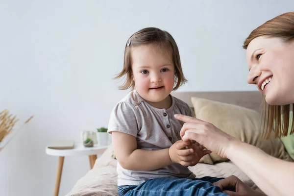 Sonriente Madre Señalando Con Dedo Hija Pequeña Con Síndrome Dormitorio — Foto de Stock